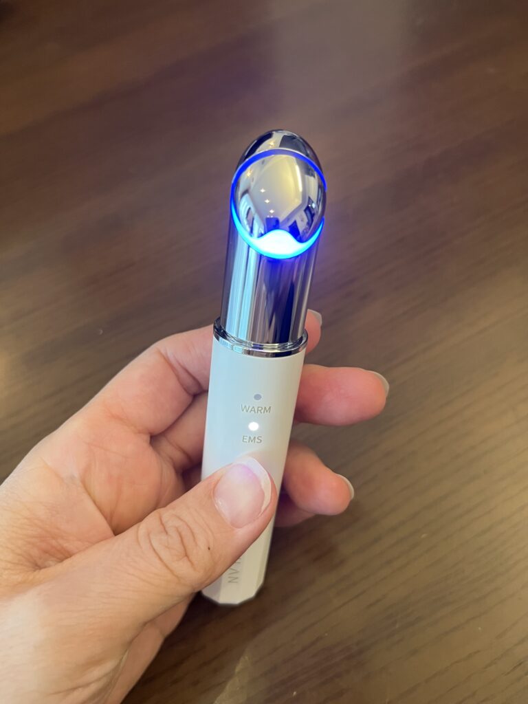 ANLAN EMS目元美顔器 EMS Liftingモード（青色LED）使用イメージ