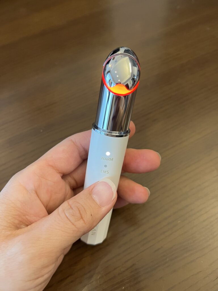 ANLAN EMS目元美顔器 Moisturizingモード（赤色LED）使用イメージ